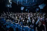 Rock wciąż przyciąga tłumy - na zdjęciu publiczność na koncercie Arch Enemy w B90 w lipcu 2023.