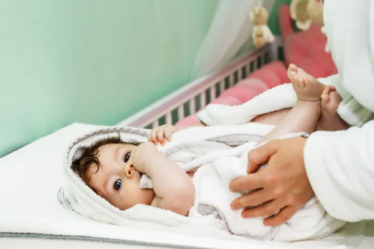 Apteczka niemowlaka powinna zawierać nie tylko leki, ale także środki pielęgnacyjne. 
