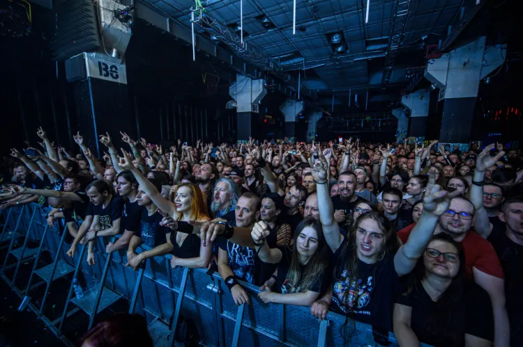 Rock wciąż przyciąga tłumy - na zdjęciu publiczność na koncercie Arch Enemy w B90 w lipcu 2023.