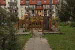 Plac zabaw, choć atrakcyjny, jest mocno zaniedbany. Wyposażenie wymaga napraw, a wulgarne napisy w kilku miejscach usunięcia bądź zamalowania.