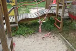 Plac zabaw, choć atrakcyjny, jest mocno zaniedbany. Wyposażenie wymaga napraw, a wulgarne napisy w kilku miejscach usunięcia bądź zamalowania.