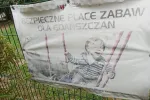 Plac zabaw, choć atrakcyjny, jest mocno zaniedbany. Wyposażenie wymaga napraw, a wulgarne napisy w kilku miejscach usunięcia bądź zamalowania.