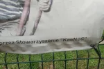 Plac zabaw, choć atrakcyjny, jest mocno zaniedbany. Wyposażenie wymaga napraw, a wulgarne napisy w kilku miejscach usunięcia bądź zamalowania.