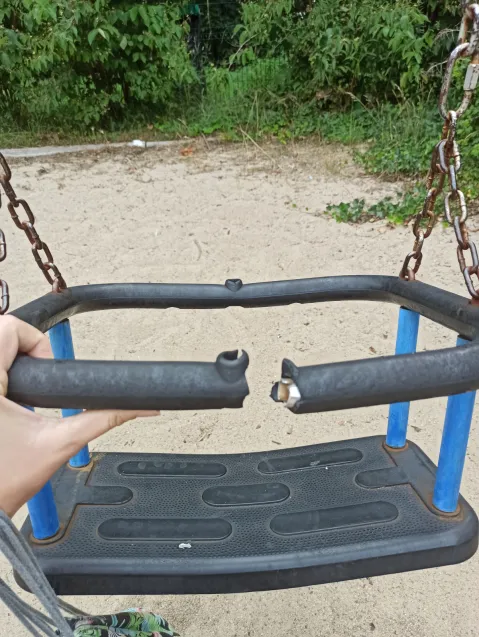 Plac zabaw, choć atrakcyjny, jest mocno zaniedbany. Wyposażenie wymaga napraw, a wulgarne napisy w kilku miejscach usunięcia bądź zamalowania.