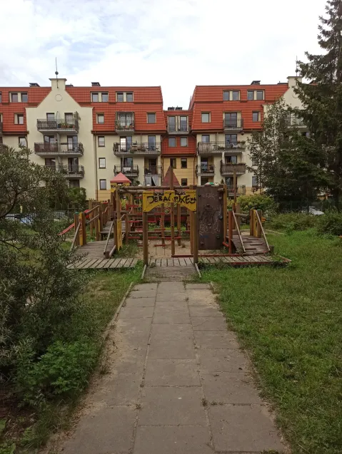 Plac zabaw, choć atrakcyjny, jest mocno zaniedbany. Wyposażenie wymaga napraw, a wulgarne napisy w kilku miejscach usunięcia bądź zamalowania.