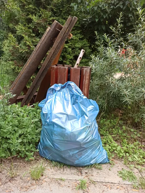 Plac zabaw, choć atrakcyjny, jest mocno zaniedbany. Wyposażenie wymaga napraw, a wulgarne napisy w kilku miejscach usunięcia bądź zamalowania.
