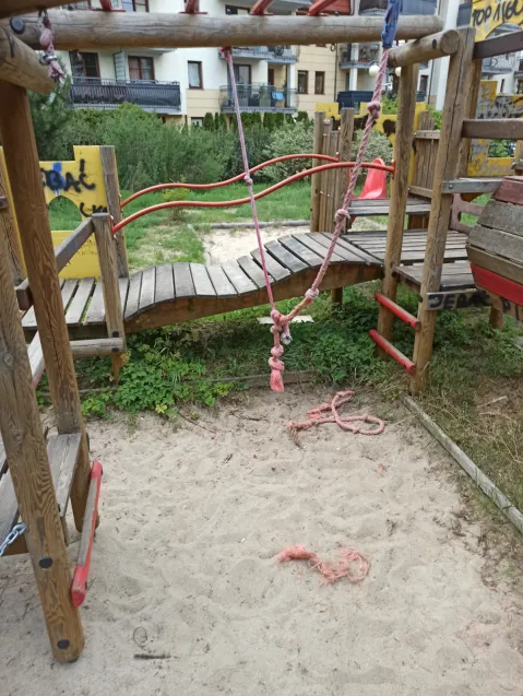 Plac zabaw, choć atrakcyjny, jest mocno zaniedbany. Wyposażenie wymaga napraw, a wulgarne napisy w kilku miejscach usunięcia bądź zamalowania.