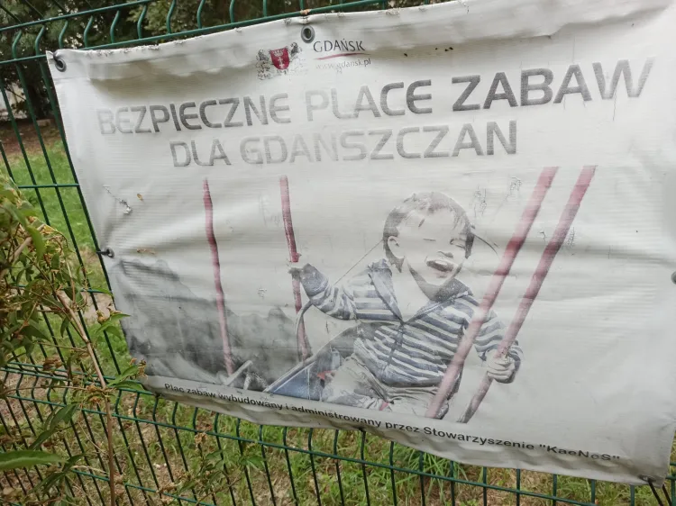 Plac zabaw, choć atrakcyjny, jest mocno zaniedbany. Wyposażenie wymaga napraw, a wulgarne napisy w kilku miejscach usunięcia bądź zamalowania.