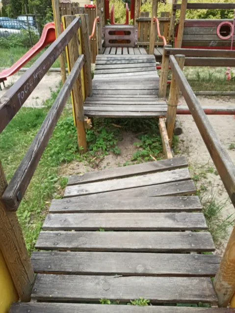 Plac zabaw, choć atrakcyjny, jest mocno zaniedbany. Wyposażenie wymaga napraw, a wulgarne napisy w kilku miejscach usunięcia bądź zamalowania.