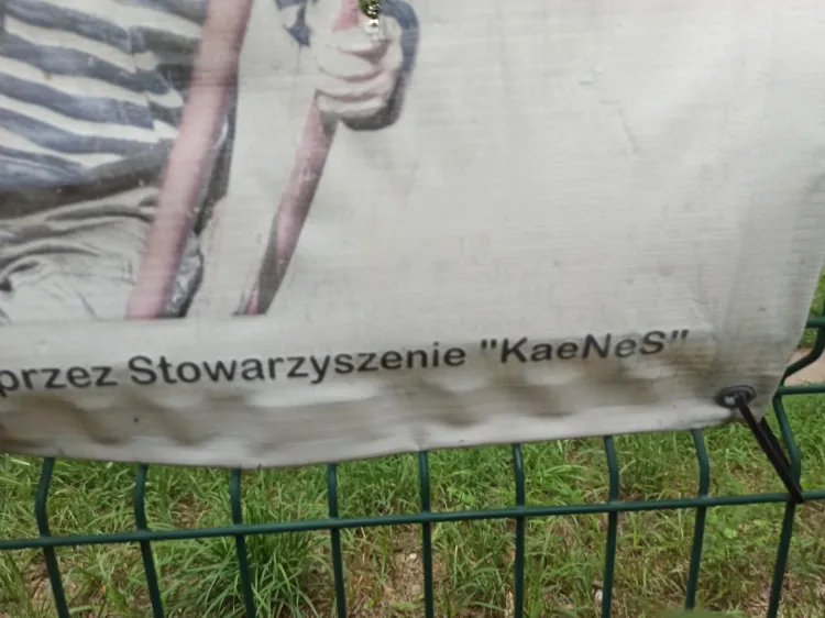 Plac zabaw, choć atrakcyjny, jest mocno zaniedbany. Wyposażenie wymaga napraw, a wulgarne napisy w kilku miejscach usunięcia bądź zamalowania.
