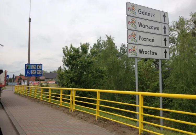 Drogowskaz dla kierowców-kibiców zmierzających na mecze Euro 2012 ustawiony tuż za mostem nad Nogatem w Malborku.