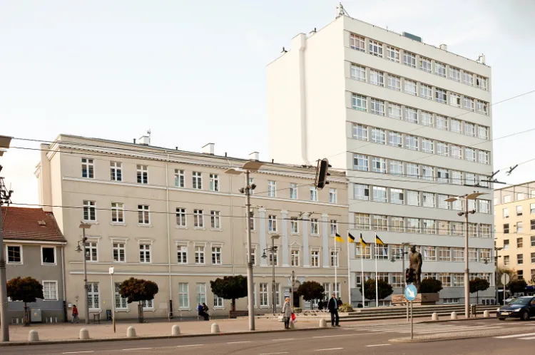 Dlaczego karetki dojeżdżające do Szpitala w Gdyni nie mogą wjeżdżać od zaplecza?