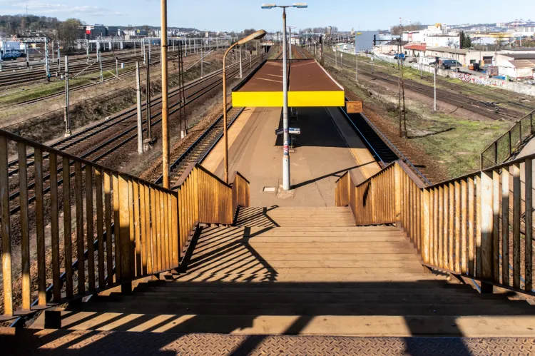 Już na pierwszy rzut oka widać, że peron SKM Gdynia Stocznia wymaga remontu. Obecnie przypomina obiekt z poprzedniej epoki. 