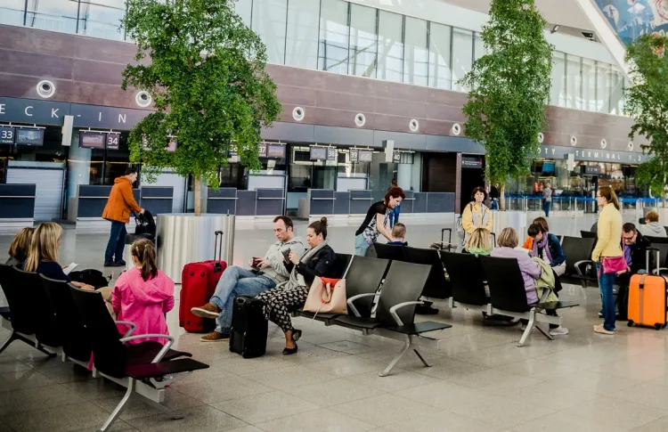 Liczba pasażerów na lotnisku w Gdańsku ciągle rośnie. W pierwszym półroczu tego roku było ich o 40 proc. więcej niż w tym samym okresie przed rokiem.  
