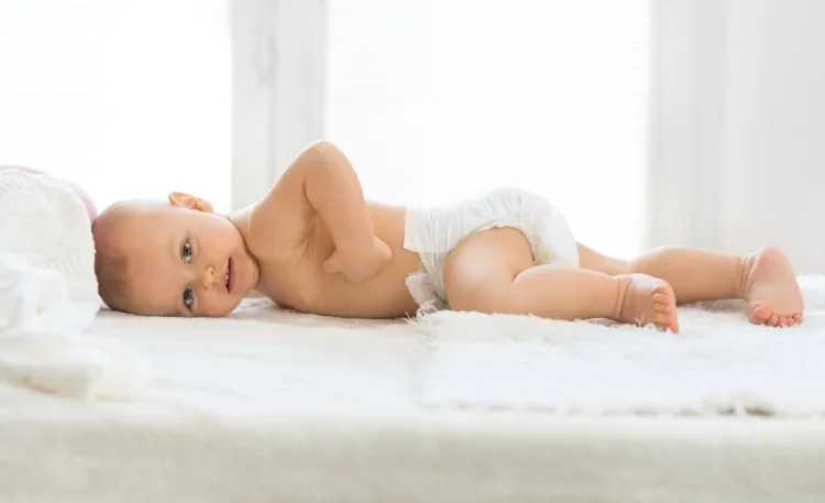 Odparzenia u niemowląt powstają najczęściej w miejscu przylegania pieluchy lub pieluchomajtek. Objawiają się zaczerwienieniem, nadmierną tkliwością skóry, a czasem także obrzękiem.