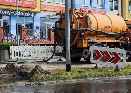 Pracownicy wodociągów walczą ze skutkami awarii na ul. Kartuskiej.