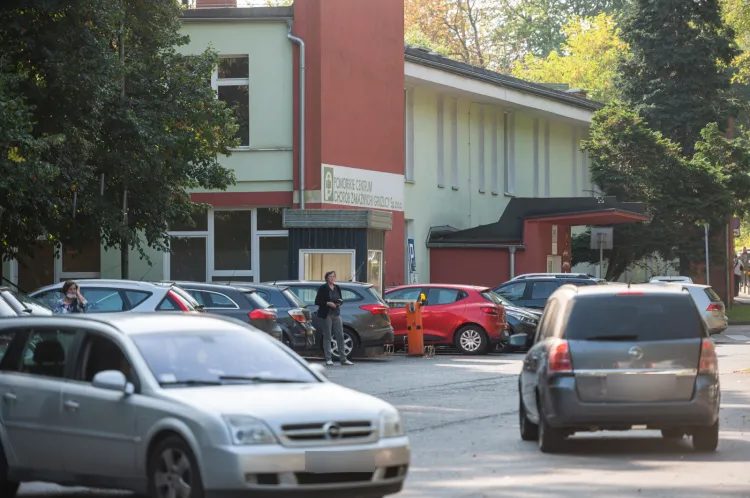 Parking znajduje się przy dawnym Szpitalu Zakaźnym przy ul. Smoluchowskiego. 