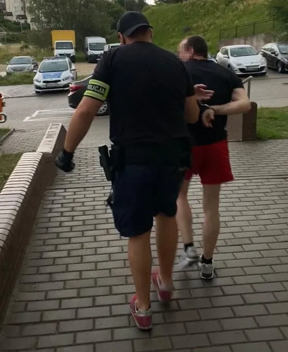 38-latek trafi do więzienia, gdzie odsiedzi 2 lata i 8 miesięcy za kradzież.