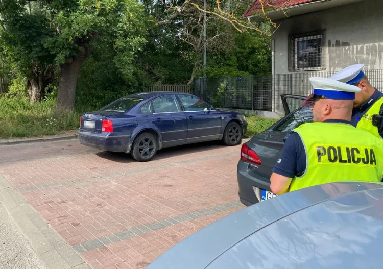 Volkswagen Passat, bez przeglądu i ubezpieczenia, przyciągnął uwagę policjantów, bo jego kierowca wyrzucił niedopałek przez okno.
