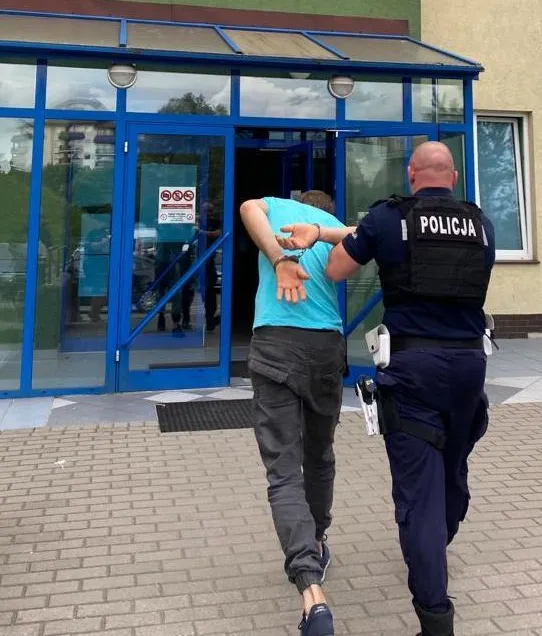 Zatrzymany 23-latek uniknie aresztu, bo zapłacił zaległą grzywnę, ale czekają go kolejne problemy, ponieważ prowadził bez prawa jazdy auto, które nie miało przeglądu, ani obowiązkowego ubezpieczenia.