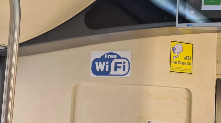 Choć od Euro 2012 minęło już ponad 10 lat, a w tym czasie dokonała się prawdziwa rewolucja technologiczna, to bezpłatne WiFi nie wróciło już do komunikacji miejskiej w Trójmieście.