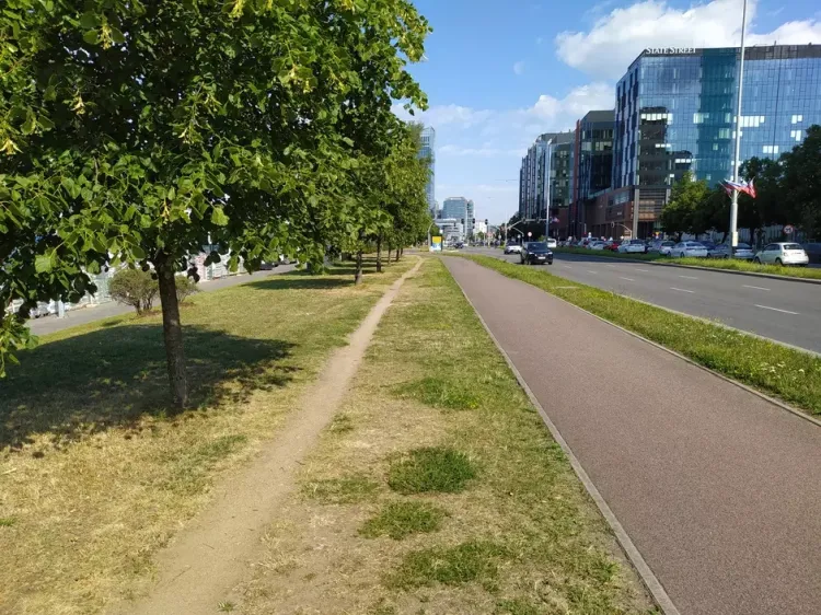 Nowy chodnik o długości ok. 200 metrów powstanie tuż obok drogi rowerowej.