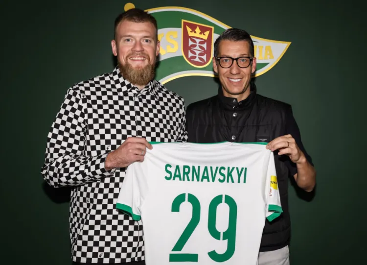 Bogdan Sarnawski (z lewej), nowy bramkarz Lechii Gdańsk w towarzystwie prezesa klubu - Paolo Ufera.