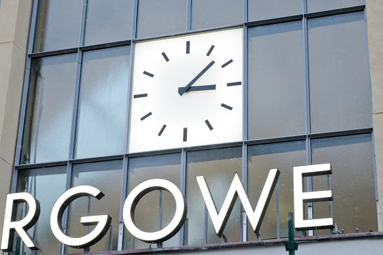 Zegar na Halach Targowych w Gdyni został odtworzony i wrócił na miejsce w 2015 r. Nawiązuje do czasu, w którym powstał obiekt - do lat 30. XX w. 
