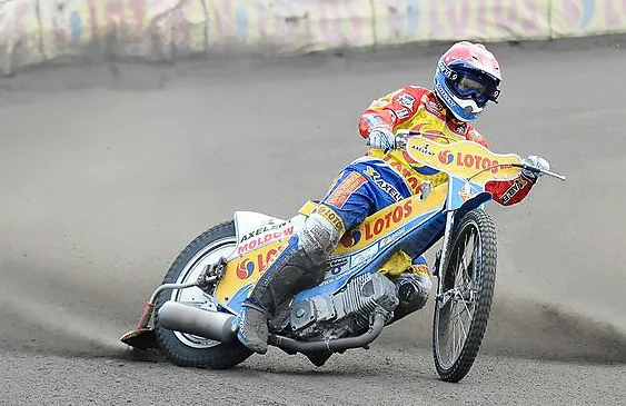 Nicki Pedersen nie ustrzegł się błędów, ale po raz kolejny był zdecydowanym liderem Lotosu Wybrzeża. Skazywani na sromotną porażkę gdańszczanie z Leszna wywieźli 40 punktów, co jest przyzwoitym wynikiem i daje nadzieje na punkt bonusowy przy wygranym rewanżu.