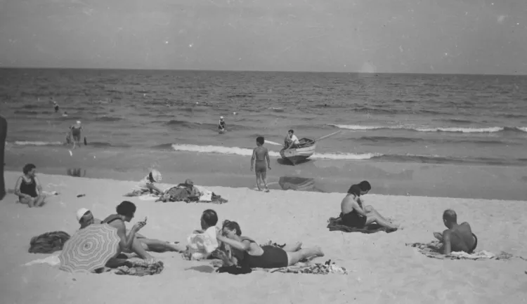 Plażowicze nad morzem w Gdyni. Lato 1938 r.