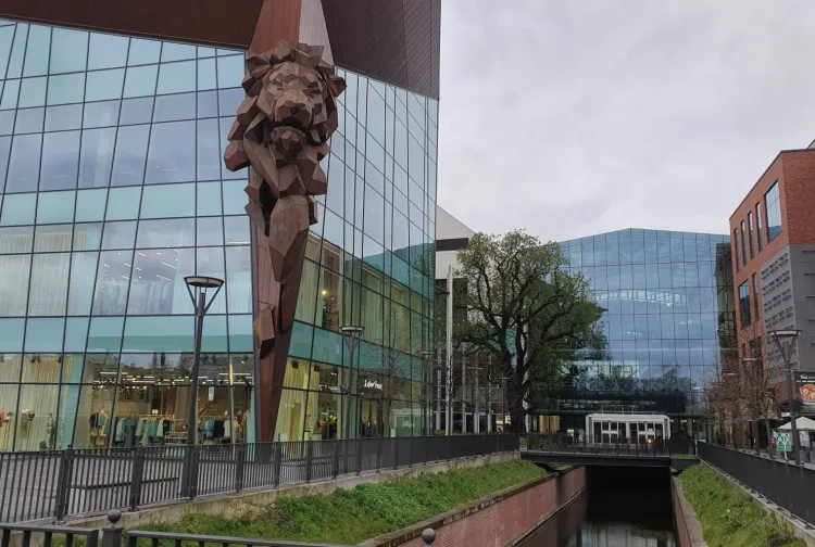Forum Gdańsk znajduje się w prestiżowej lokalizacji miasta. Zdaniem posła Płażyńskiego cena gruntów, które zostały wniesione aportem do spółki, która zbudowała centrum handlowe, na to nie wskazywała - bo została zaniżona.