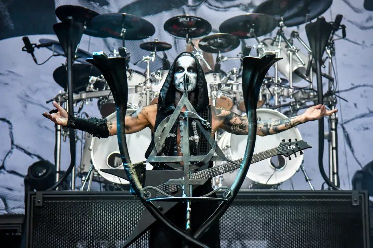 Behemoth to jeden z najbardziej cenionych zespołów na scenie muzyki ekstremalnej, który zaskarbił sobie uznanie fanów nie tylko znakomitą muzyką blackened death metalową,  lecz także wyrazistym i kontrowersyjnym wizerunkiem.