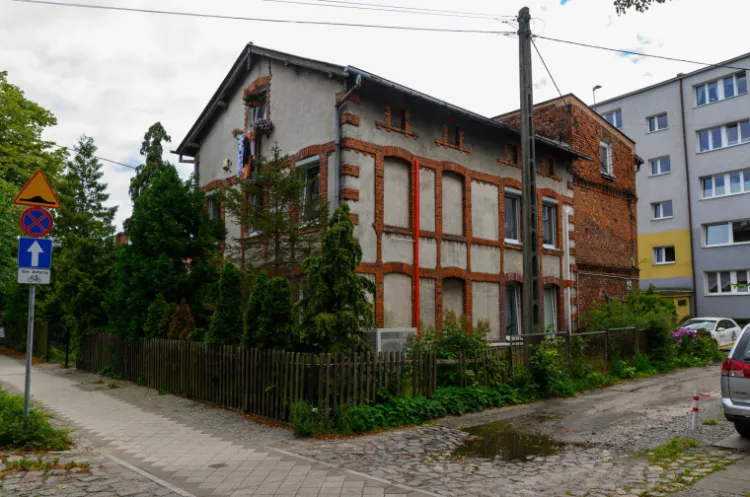 Budynek, w którym znajduje się mieszkanie socjalne przyznane pani Katarzynie, należy do Wspólnoty Mieszkaniowej. 