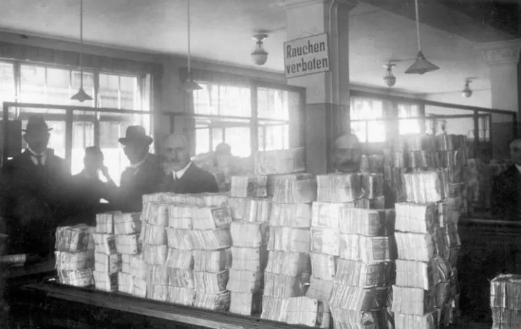 Punkt dostaw pozbawionego wartości pieniądza w berlińskim oddziale Reichsbanku, październik 1923.
