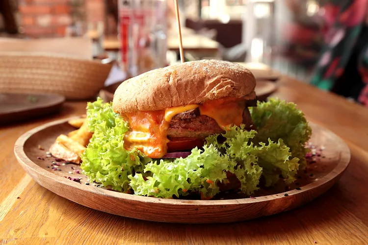 W kolejnym odcinku cyklu "Jemy na mieście" odwiedziłam Las Cocktail Bar&Restaurant w Gdańsku. Na zdjęciu: burger wikinga.