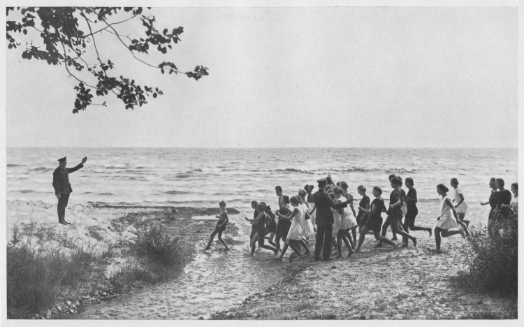 Tytułowe zdjęcie przedstawiające grupę młodych ludzi wbiegających z rozpędu w wody Sweliny na granicy polsko-gdańskiej, przed 1926 r. Za: P. Isenfels, Gymnastik als Lebensfreude, Stuttgart 1926.
