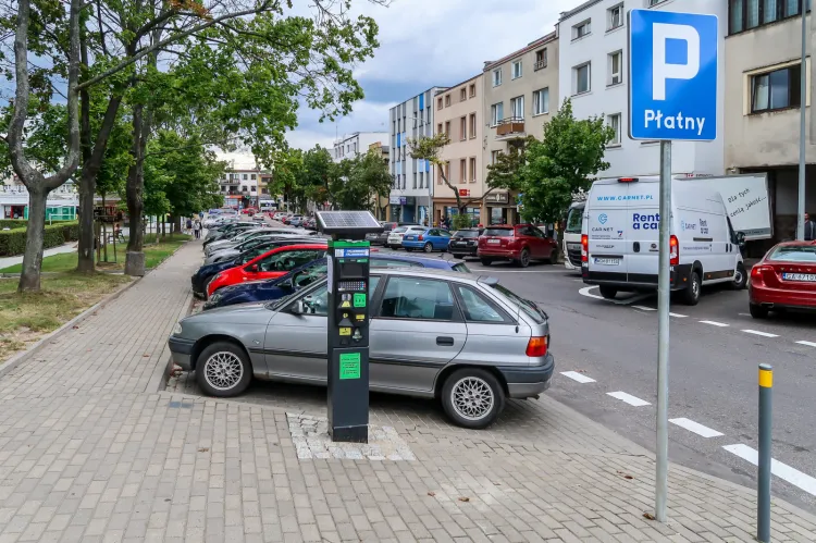 Bezpłatne parkowanie w płatnych strefach to jedna z korzyści posiadania samochodu na prąd. 