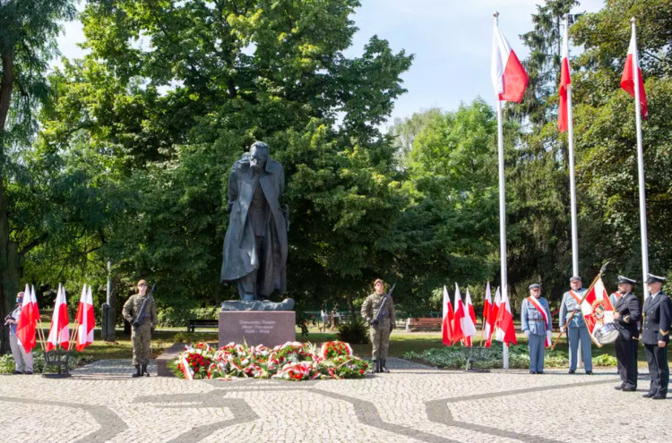 Gdańskie uroczystości z okazji Święta Wojska Polskiego odbywają się dzień wcześniej, 14 sierpnia, pod pomnikiem Józefa Piłsudskiego.