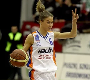 Natalia Małaszewska miniony sezon rozpoczęła w Widzewie Łódź, ale szybko przeniosła się do Odry Brzeg. Wcześniej grała m. in. w Enerdze Toruń.
