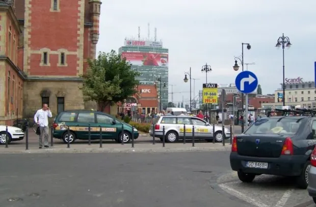 Przed dworcem głównym w Gdańsku zainstalowano kilka kamer monitoringu miejskiego. Żadna z nich nie zarejestrowała momentu, w którym naszemu czytelnikowi skradziono rower.