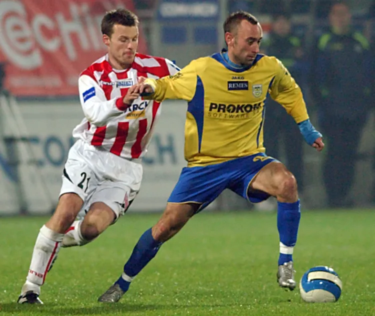 Bartosz Ława (przy piłce) z Arką wywalczył dwukrotnie awans do ekstraklasy w 2005 i 2008 roku. W niedzielę przyjedzie do Gdyni z nadzieją, że będzie świętować taki sukces z Pogonią Szczecin. 