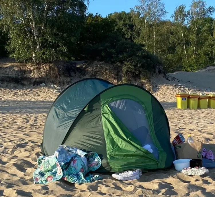 Nocowanie w namiocie na plaży jest nielegalne i grozi mandatem. Zdjęcie ilustracyjne.