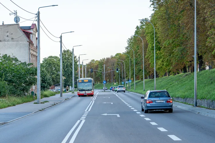 Buspas planowano wytyczyć poprzez "przesunięcie" pasa ruchu dla aut do centrum Gdańska na środek jezdni przeznaczony pod lewoskręty i części wyłączone z ruchu.