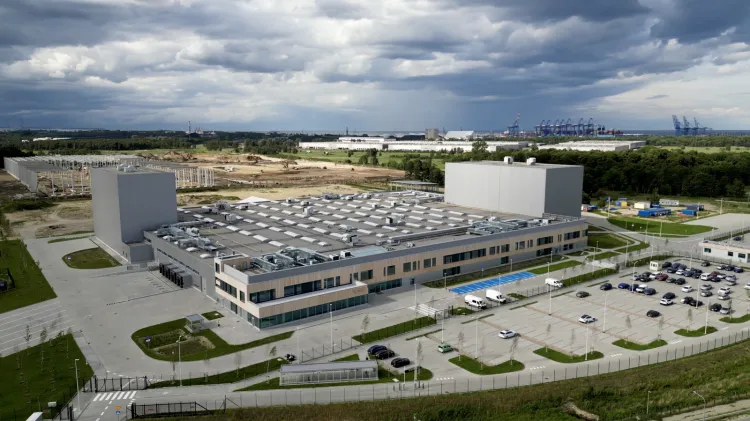 Budowa zakładu produkcyjnego  rozpoczęła się pod koniec 2021 r. na terenie Pomorskiego Centrum Inwestycyjnego w Gdańsku.