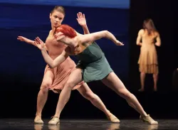 Tancerze na scenie, a w tle dziewczyna wpatrzone w imponujące okno, zza którego chętnie wygląda. W "Windows" świetnie zatańczyła Julia Ławrenowa (po lewej).