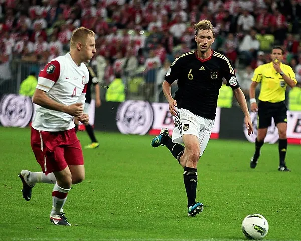 Kamil Glik (z lewej) jest jednym z zawodników, którzy pomimo znalezienia się w szerokiej kadrze Franciszka Smudy, nie zagrają na Euro 2012.