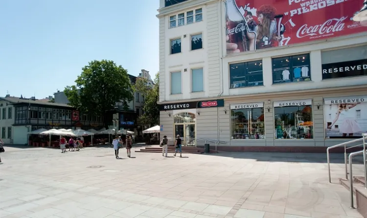 Z elewacji budynku przy Placu Przyjaciół Sopotu swoje reklamy zdjęła firma LPP. Miastu odmówiła jednak Coca Cola.