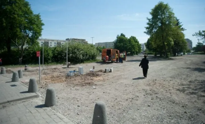 Kierowcy muszą pożegnać się z darmowym parkingiem w centrum  Gdyni. Jego właściciel - Hossa - właśnie go ogrodził.