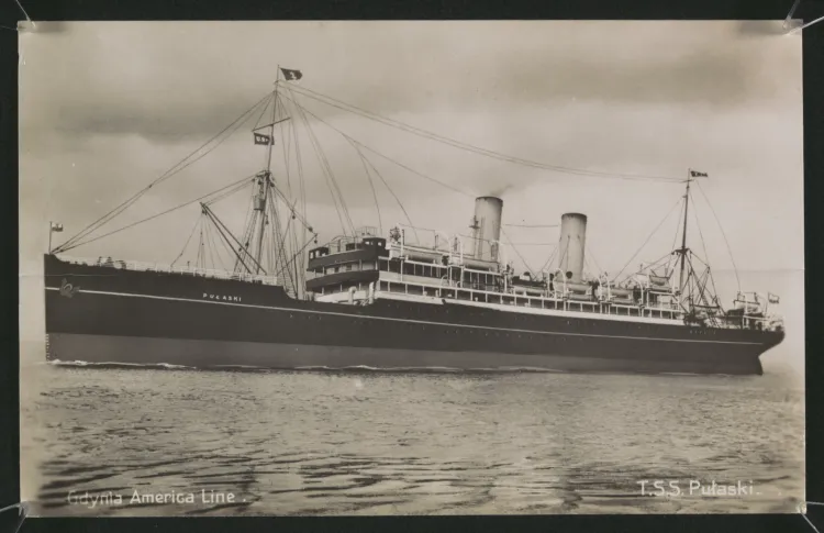 Transatlantyk SS Pułaski regularnie zawijał do Gdyni, gdyż obsługiwał linię żeglugową Gdynia America Line.
