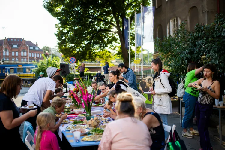 Wspólna sąsiedzka kolacja była jednym z najważniejszych punktów święta ulicy Gdyńskich Kosynierów w Gdańsku